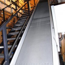 Incline conveyor for transporting box files